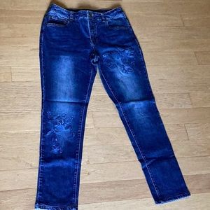 EUC Eric skinny jeans w/blue floral embroidery